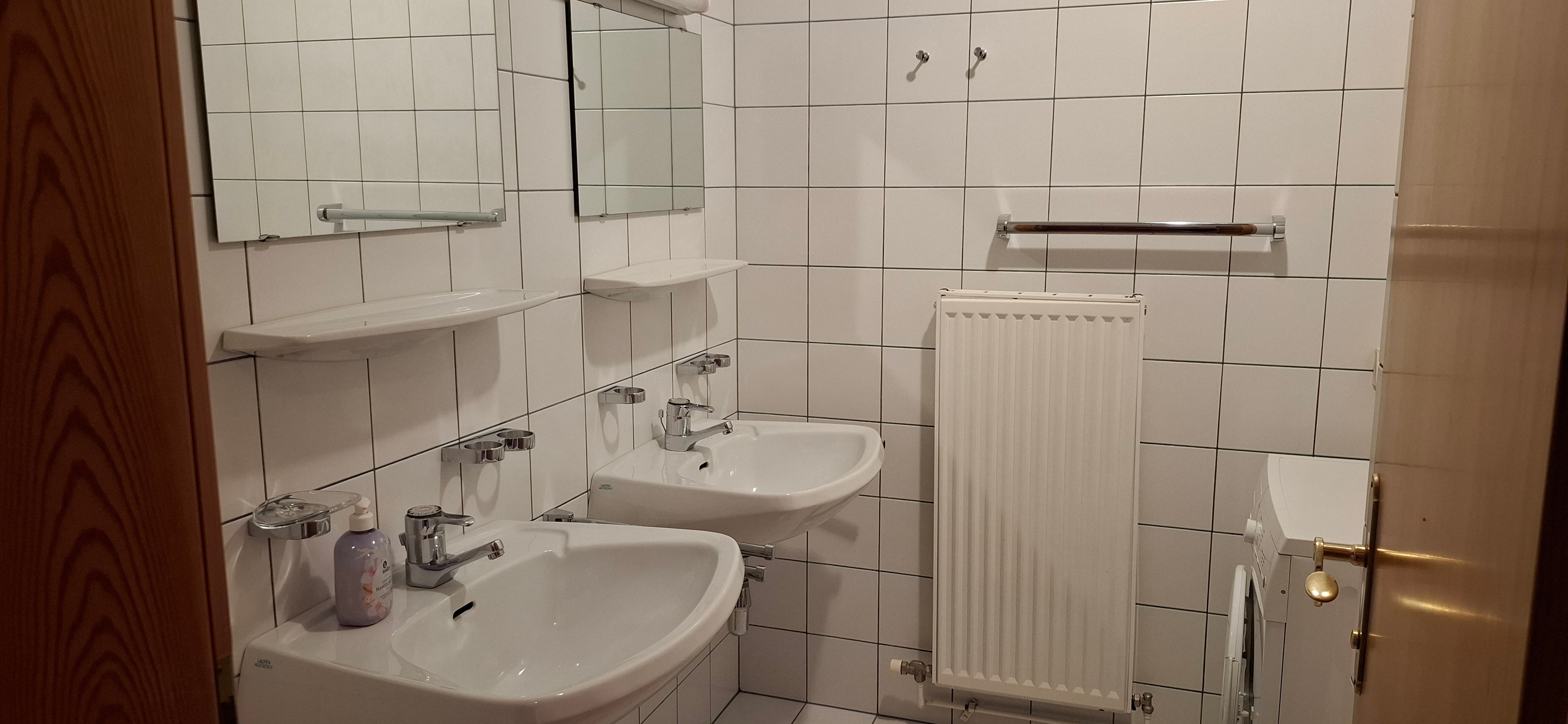 Badezimmer mit Dusche und Waschmaschine