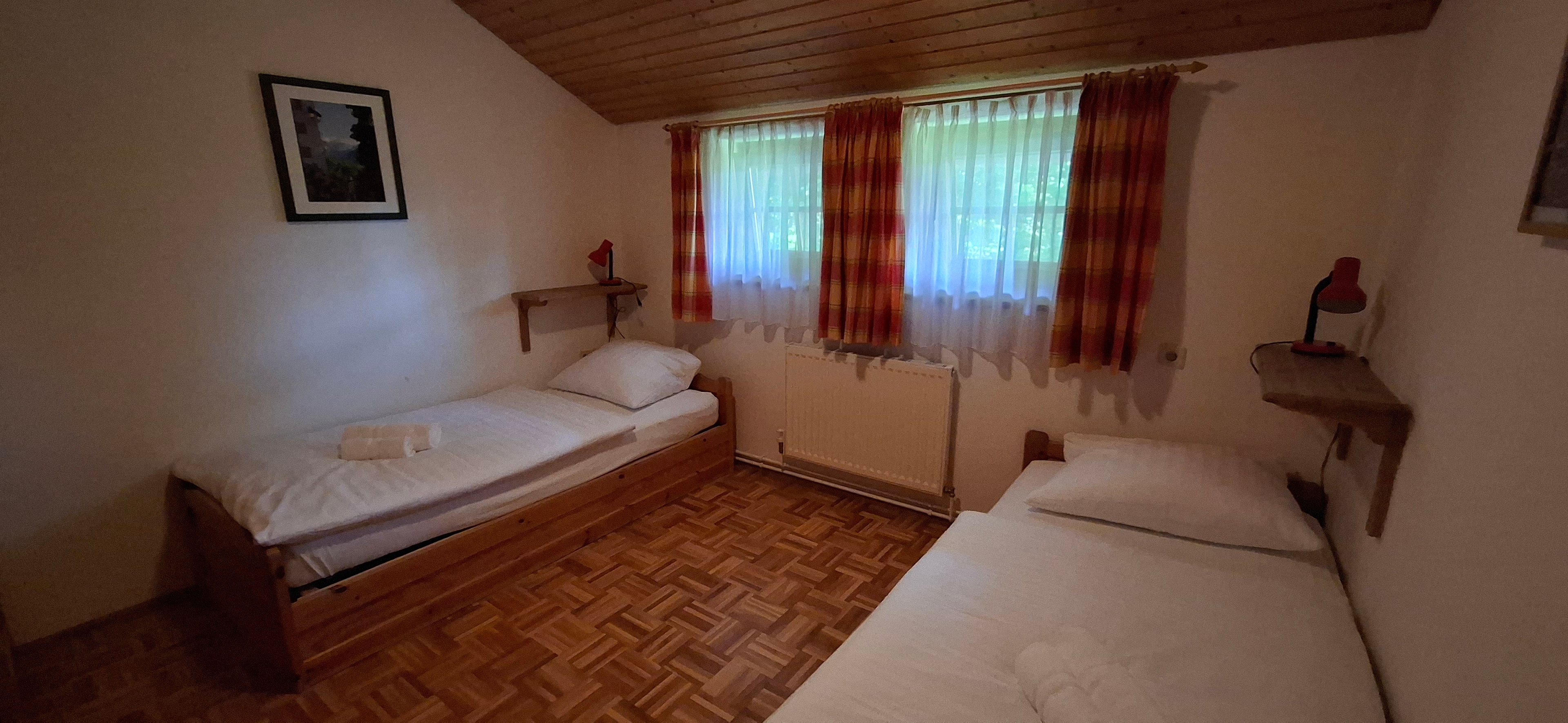 Schlafzimmer mit zwei Einzelbetten