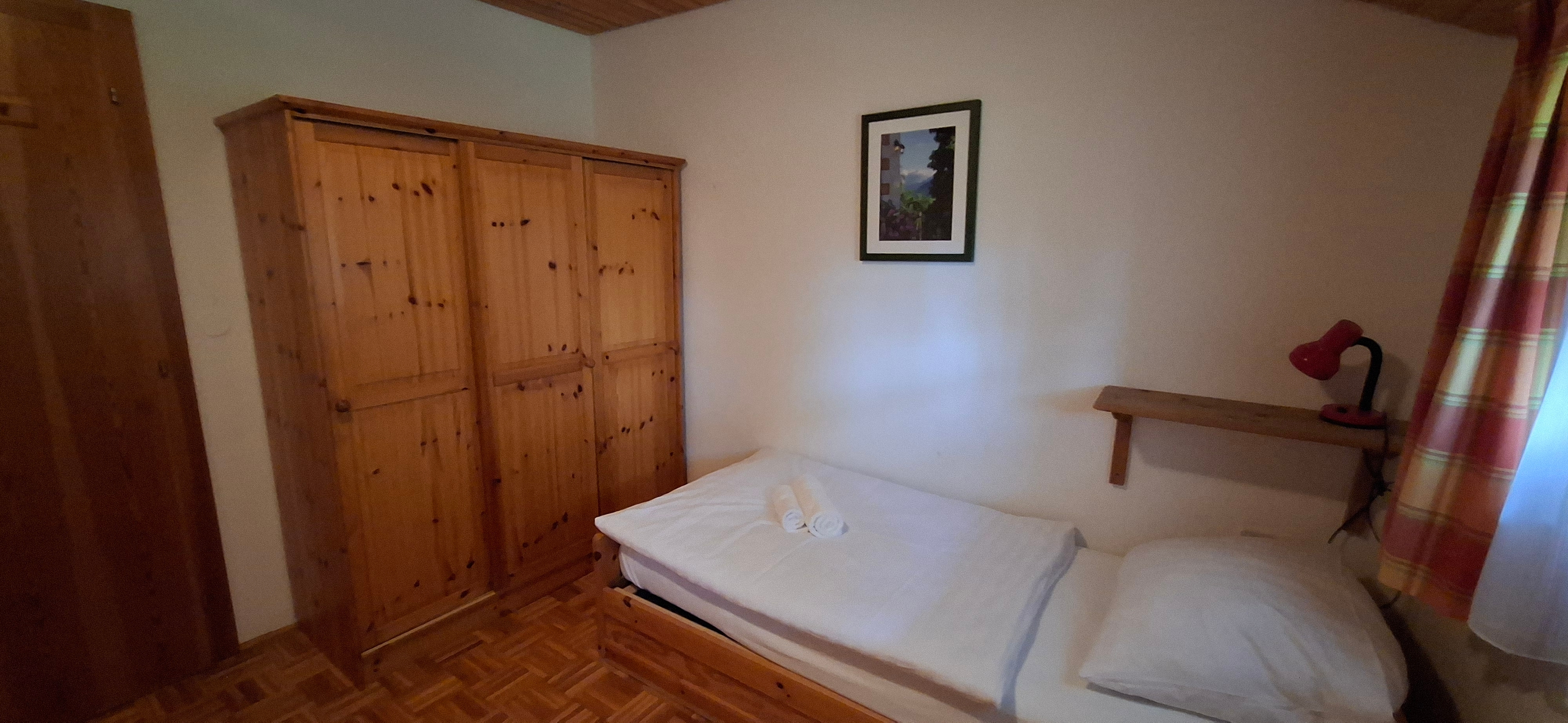 Schlafzimmer mit zwei Einzelbetten