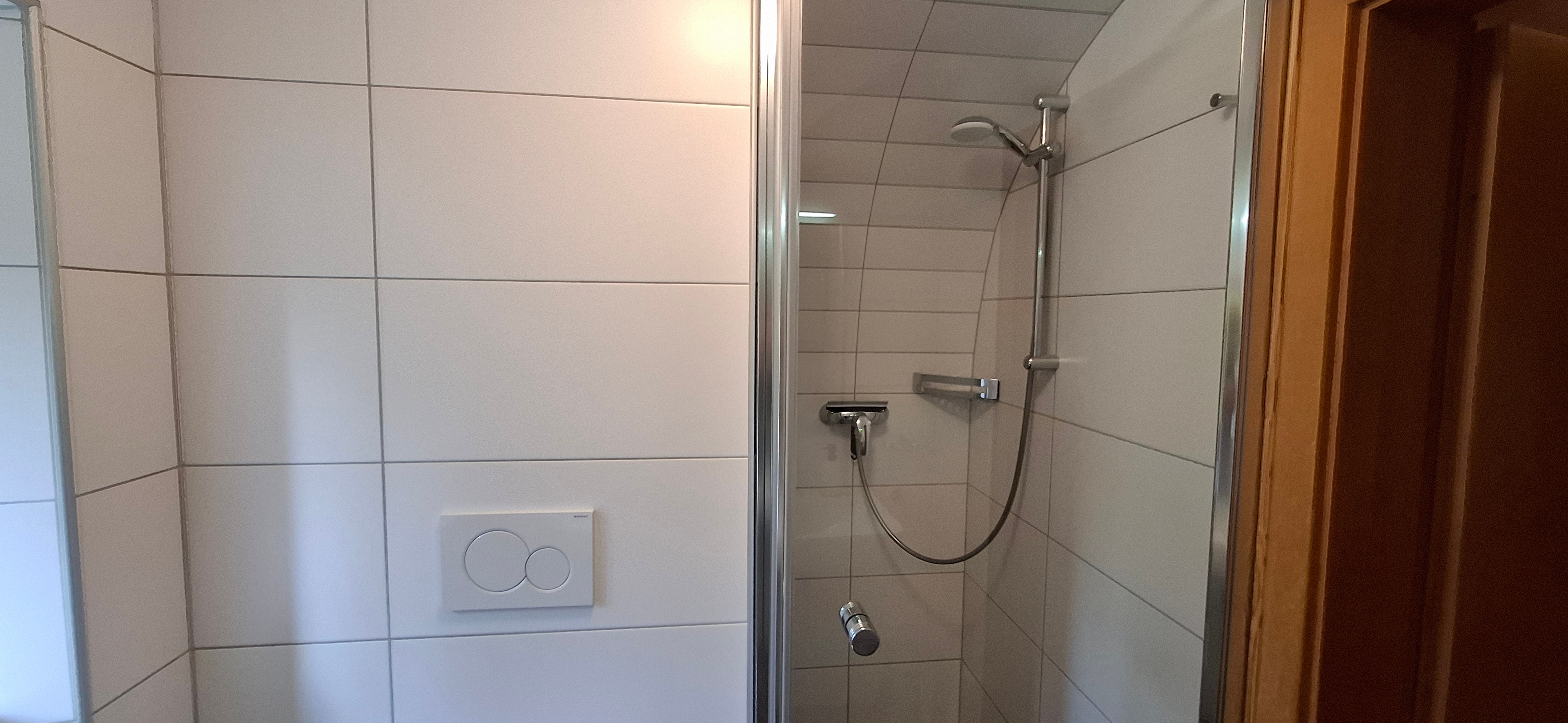 Badezimmer mit Dusche und WC