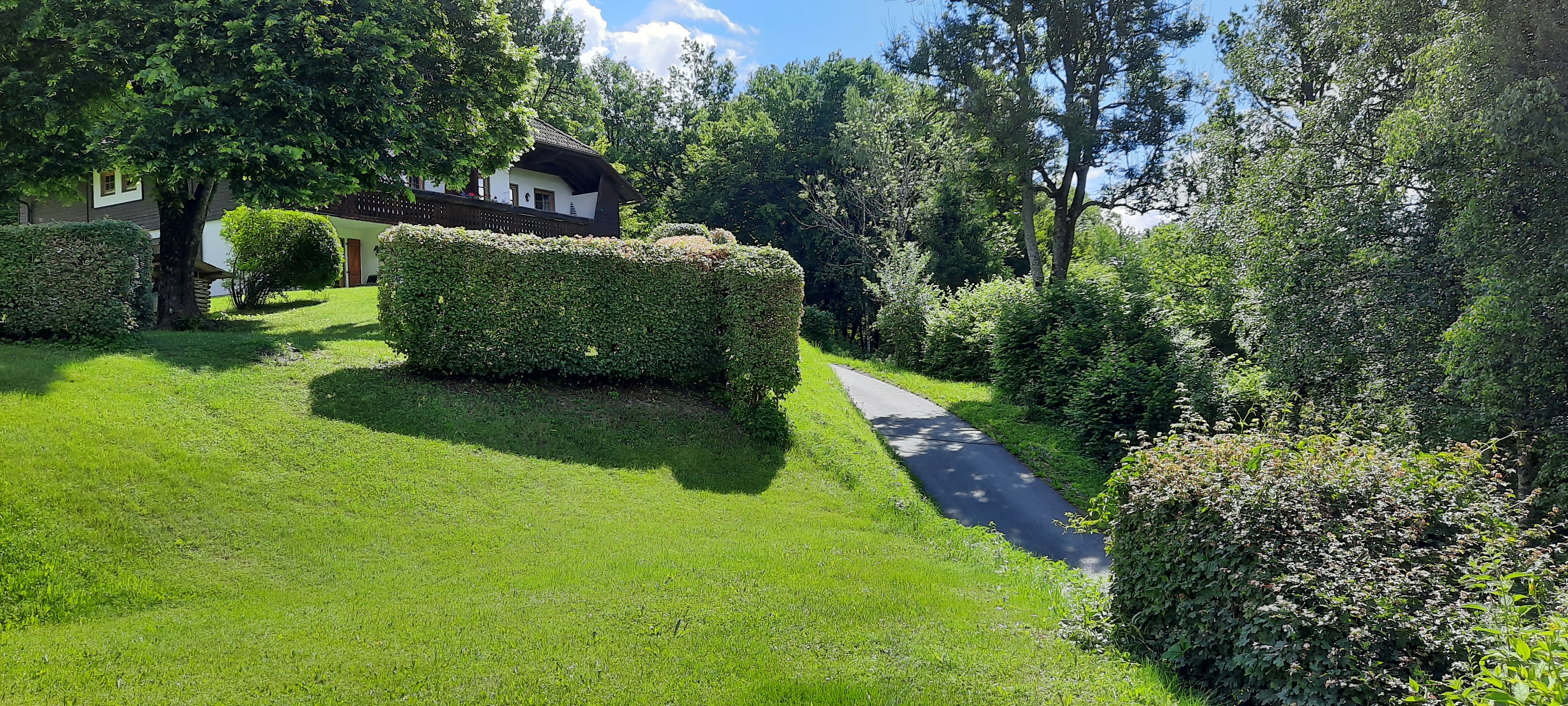 Schloss Wasserleonburg – Gepflegte Außenanlagen