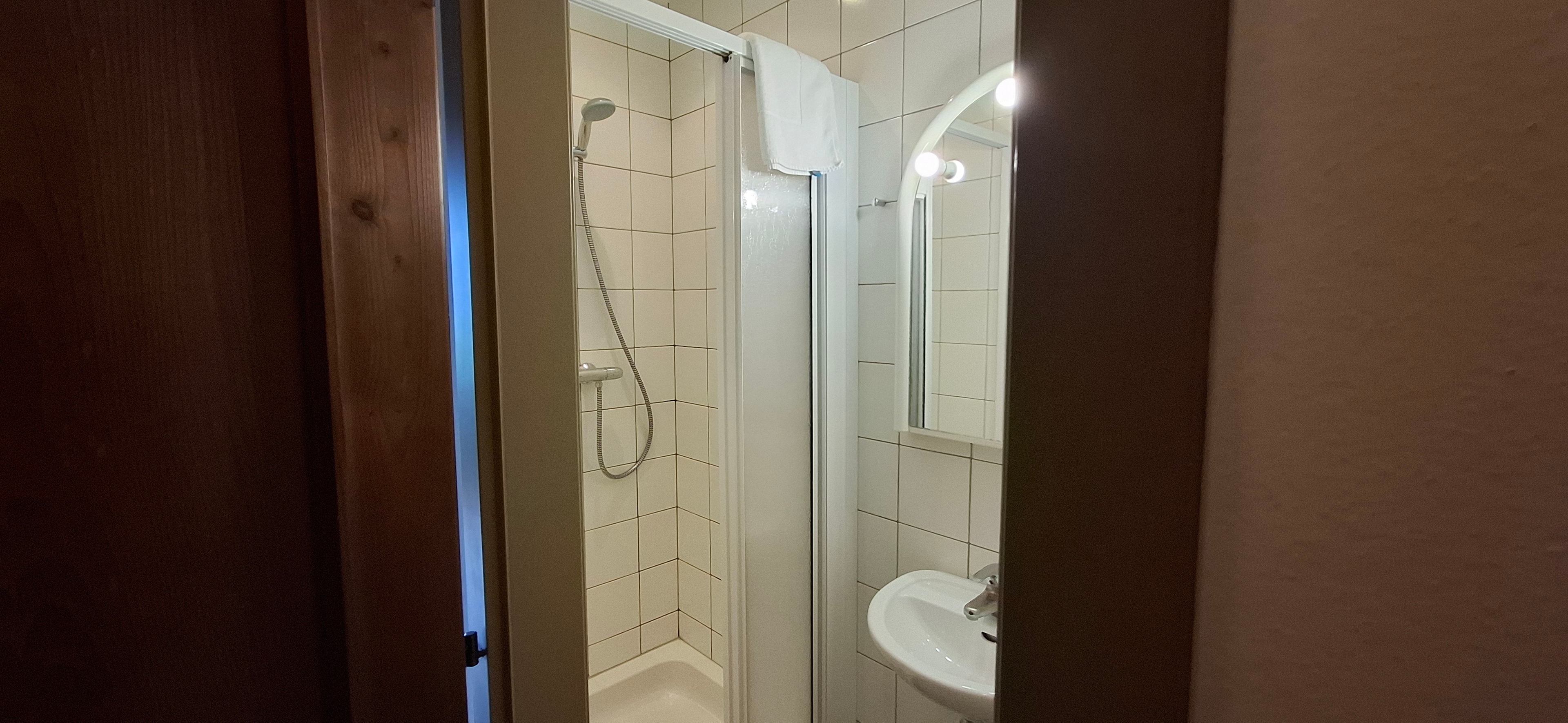 Badezimmer mit Dusche und WC im Obergeschoß