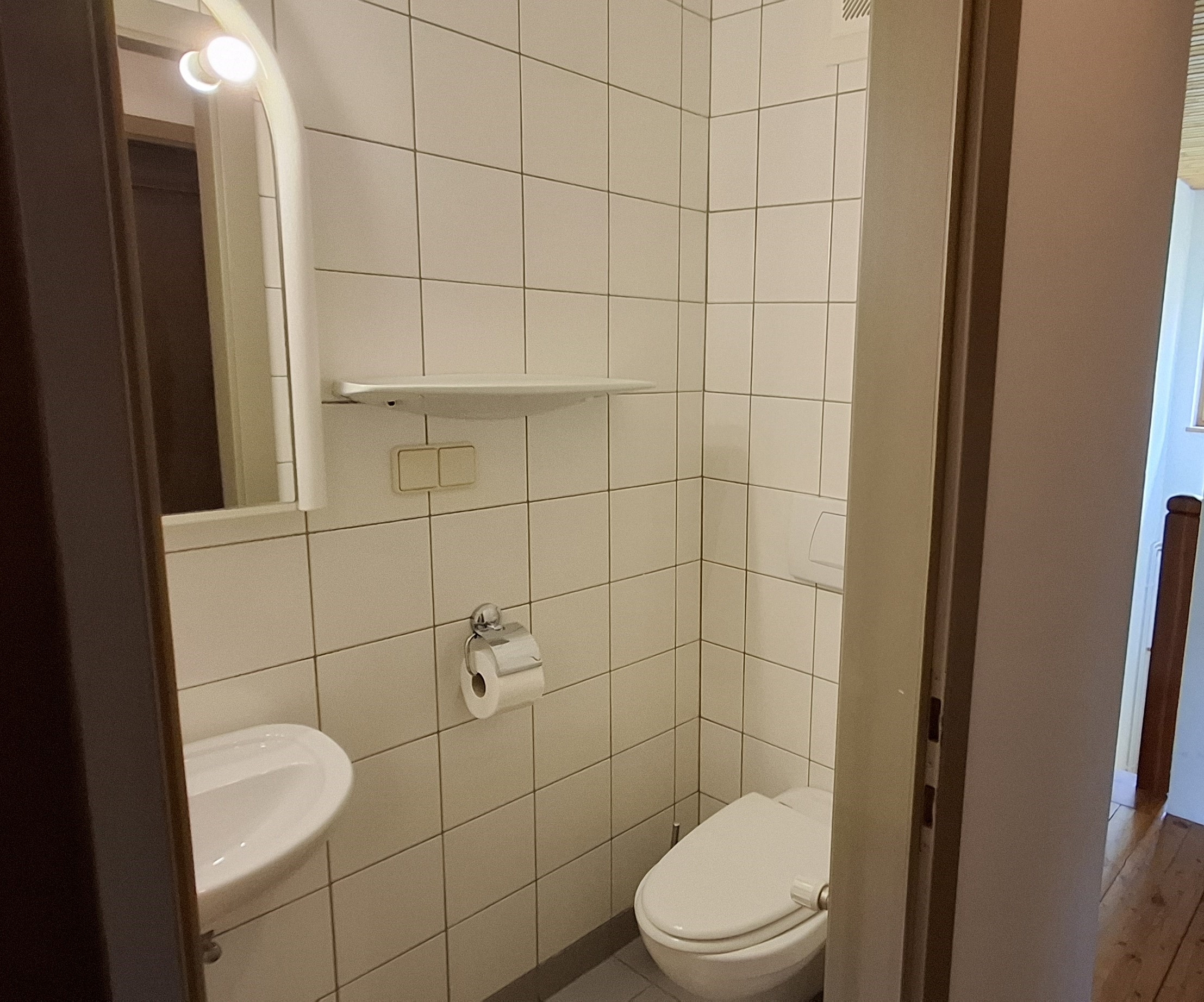 Badezimmer mit Dusche und WC im Obergeschoß