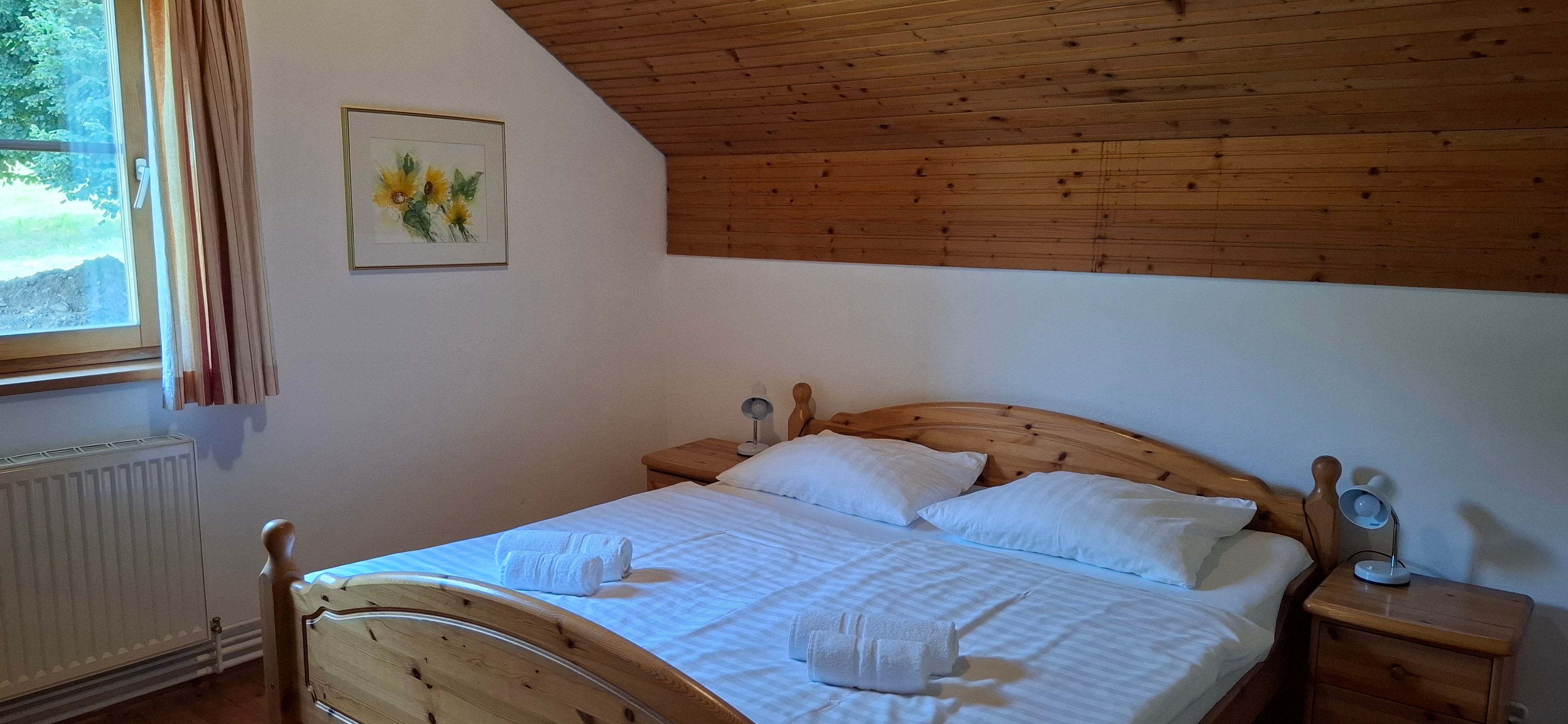 Schlafzimmer mit Doppelbett im Obergeschoß