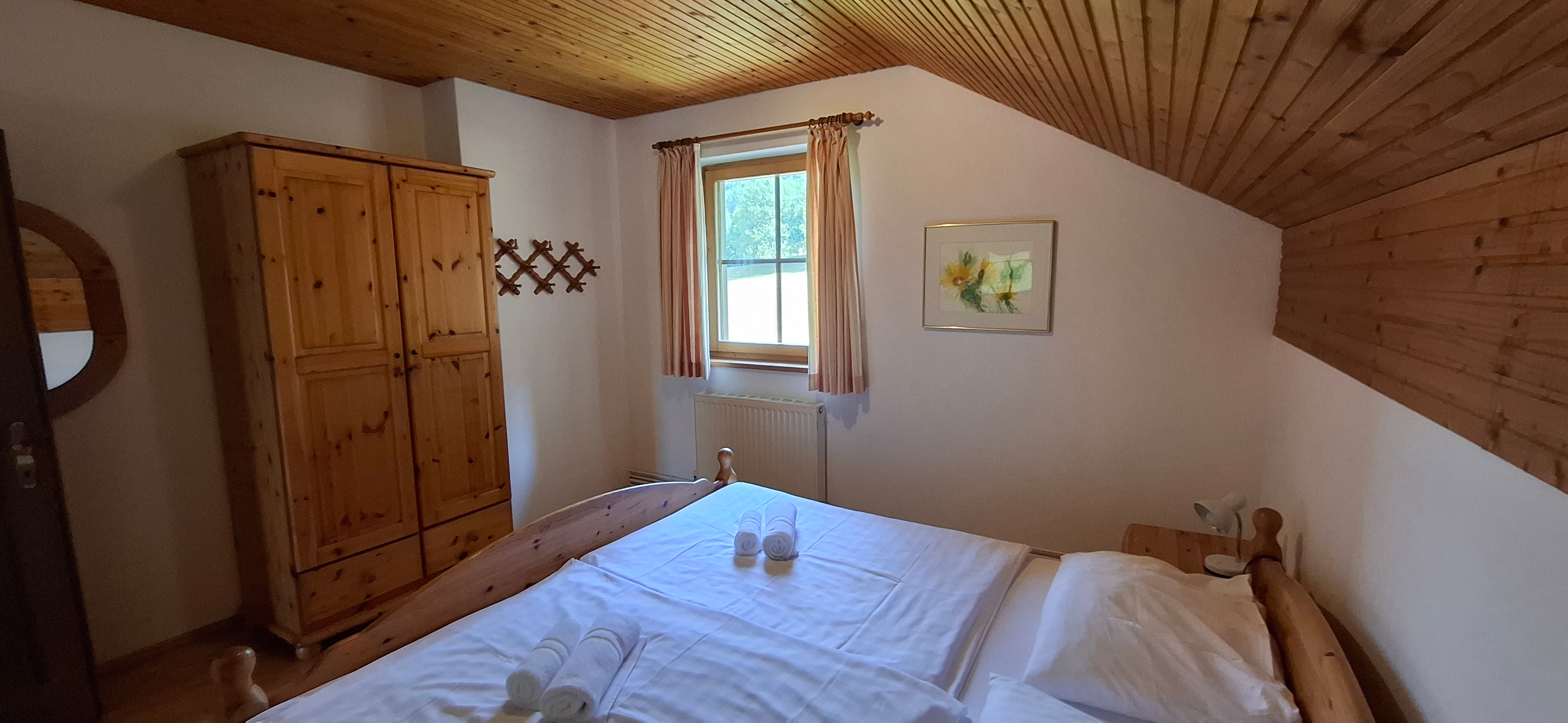 Schlafzimmer mit Doppelbett im Obergeschoß