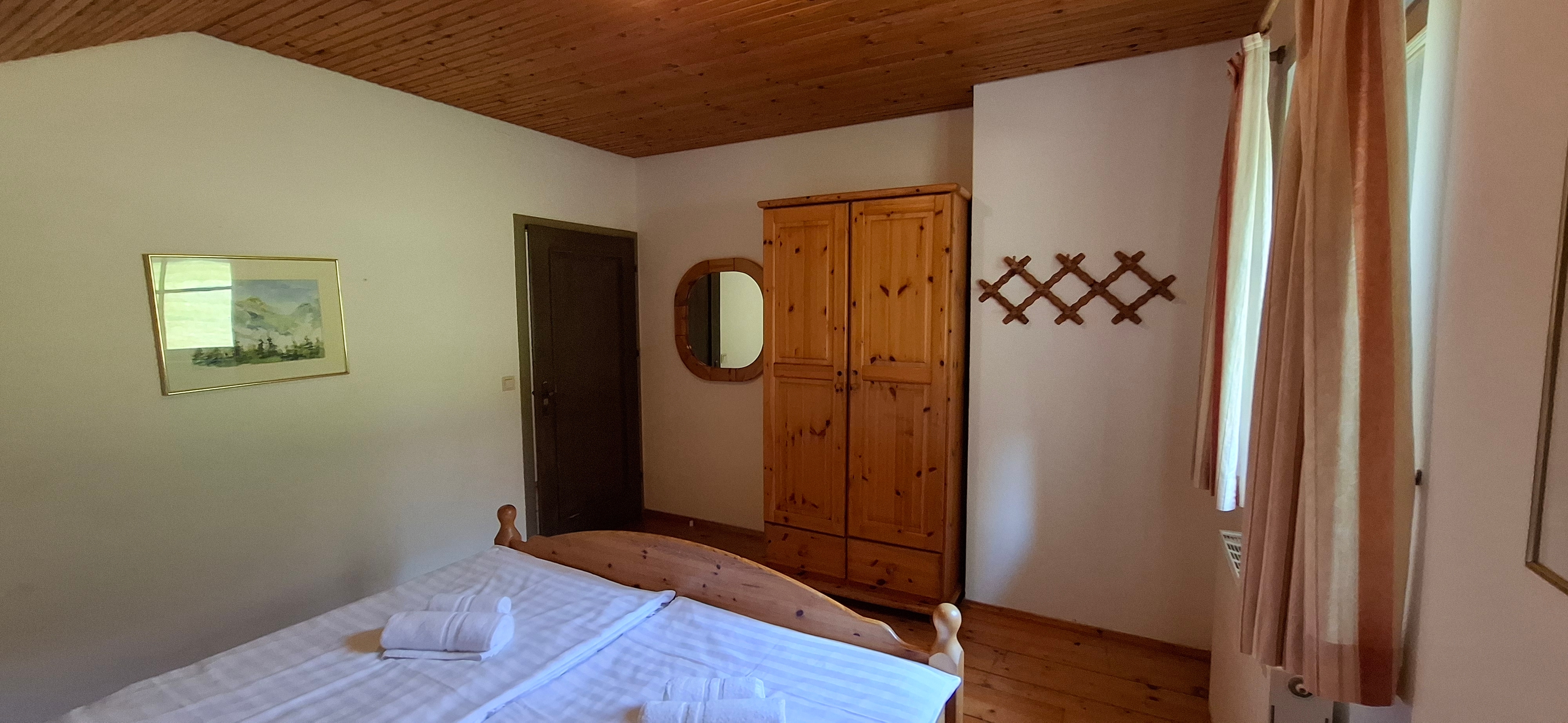 Schlafzimmer mit Doppelbett im Obergeschoß