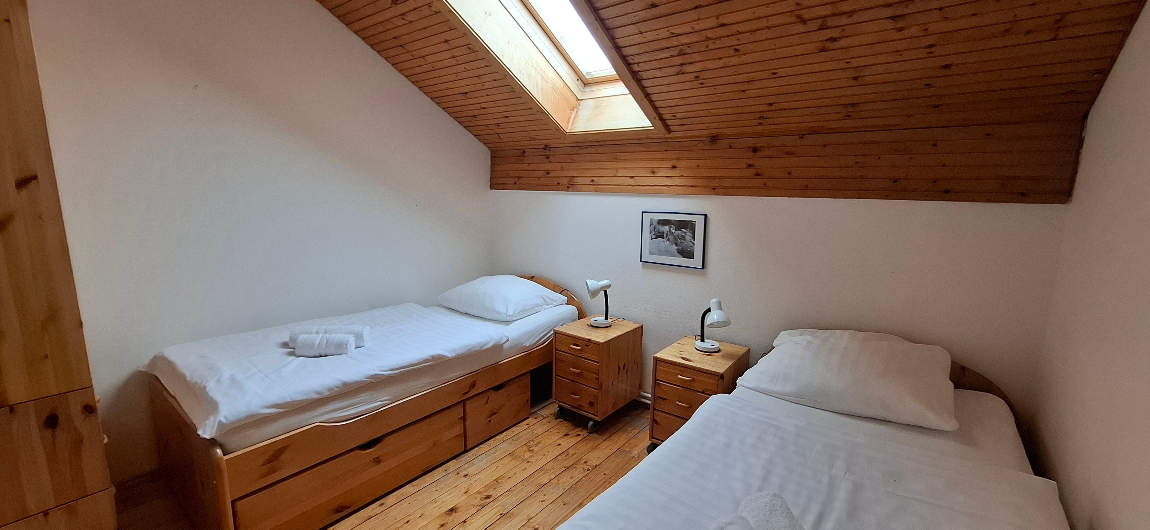Schlafzimmer mit zwei Einzelbetten im Obergeschoß