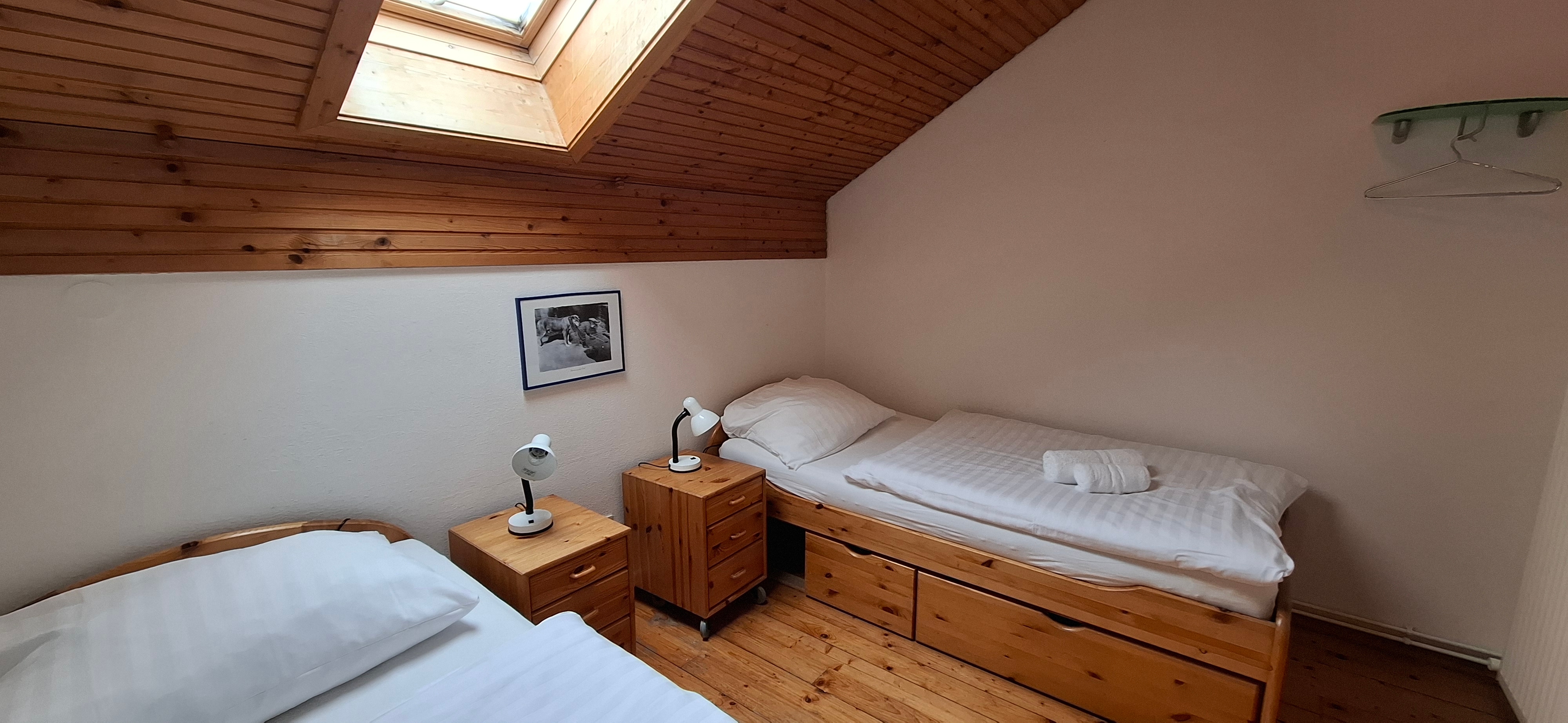 Schlafzimmer mit zwei Einzelbetten im Obergeschoß