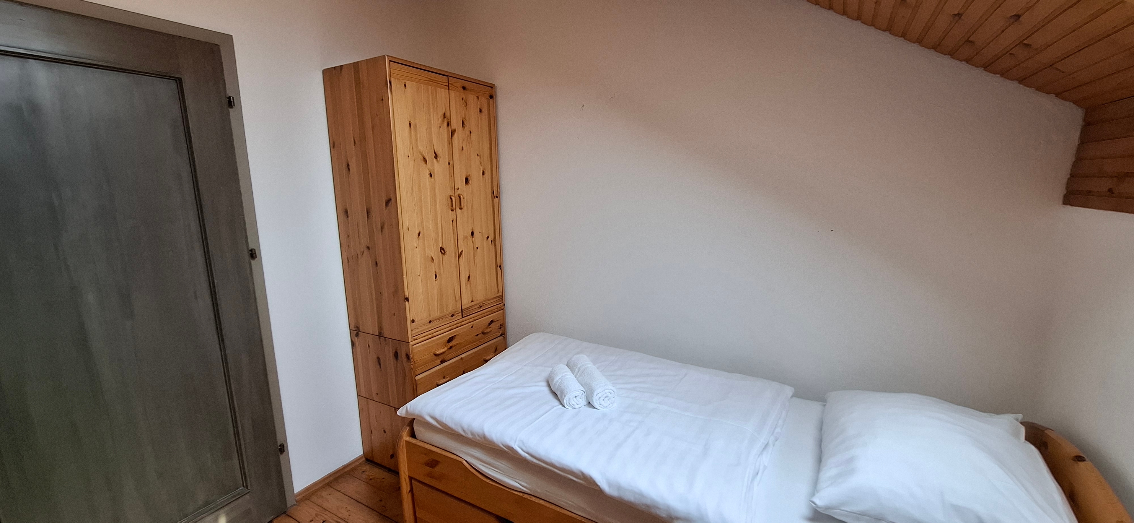 Schlafzimmer mit zwei Einzelbetten im Obergeschoß
