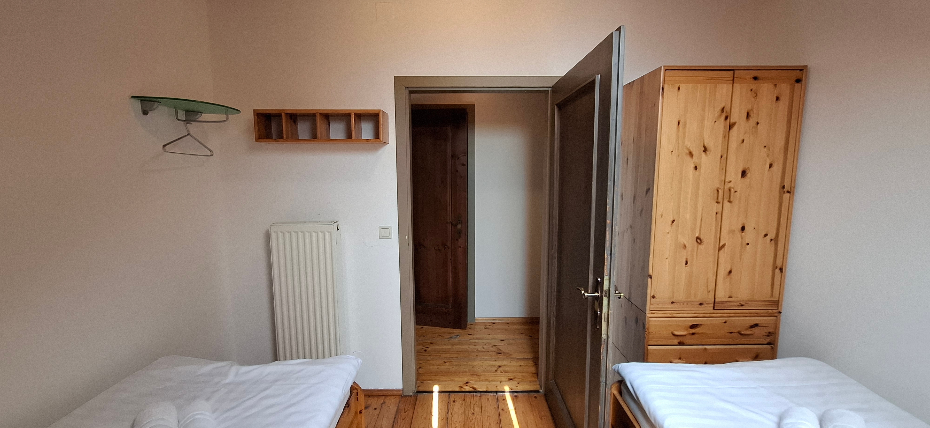 Schlafzimmer mit zwei Einzelbetten im Obergeschoß