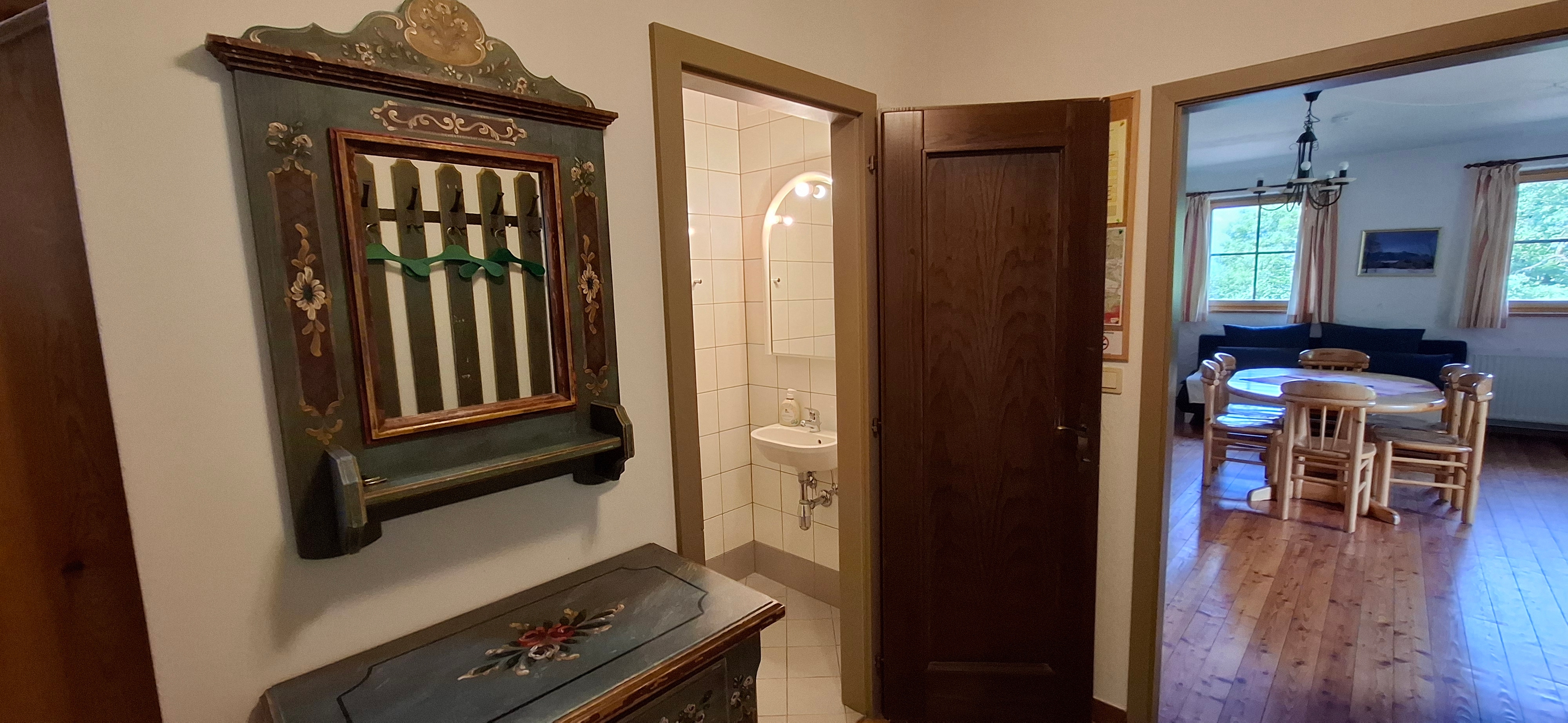 Vorraum mit Blick auf WC im Erdgeschoß