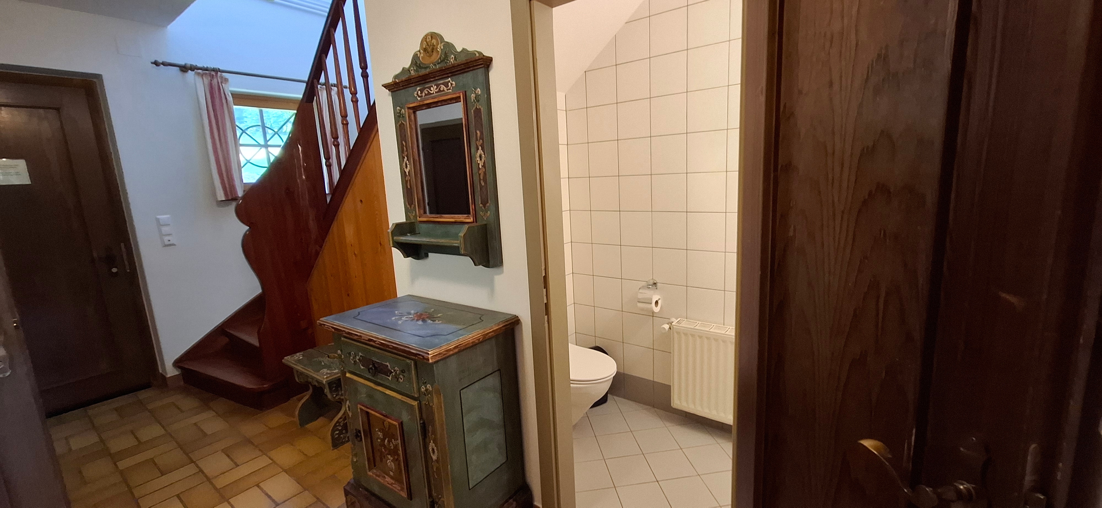 Vorraum mit Blick auf WC im Erdgeschoß
