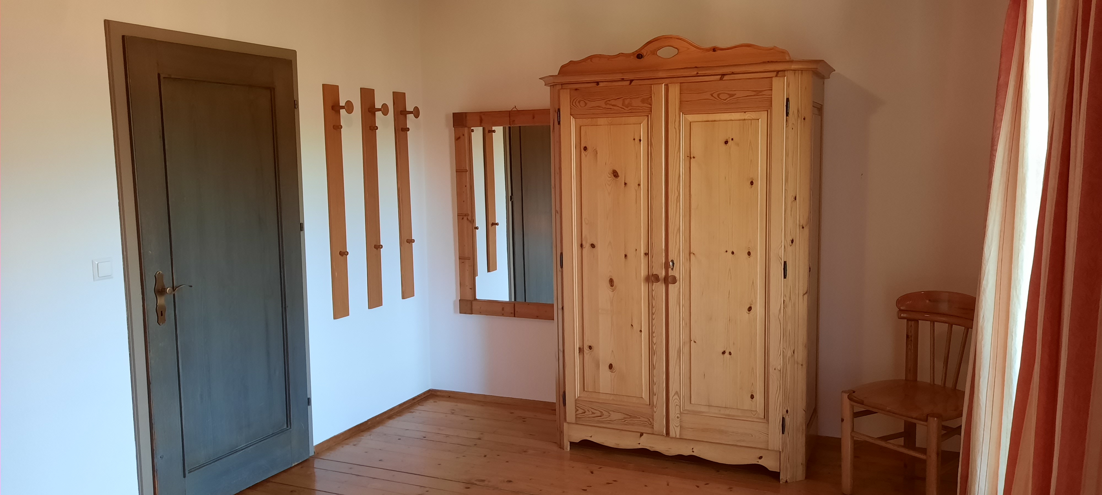 Schlafzimmer mit Balkon und Doppelbett im Obergeschoß