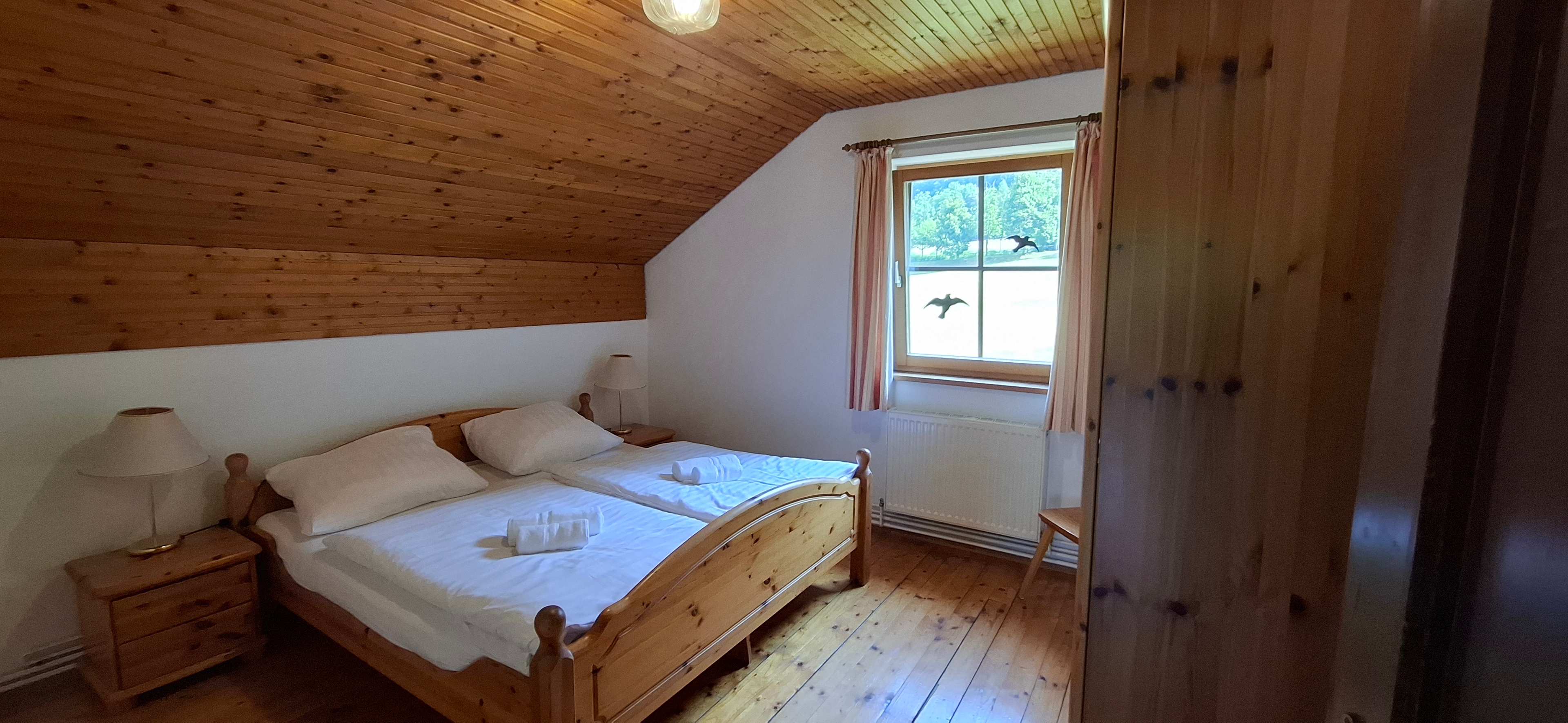Schlafzimmer mit Doppelbett im Obergeschoß