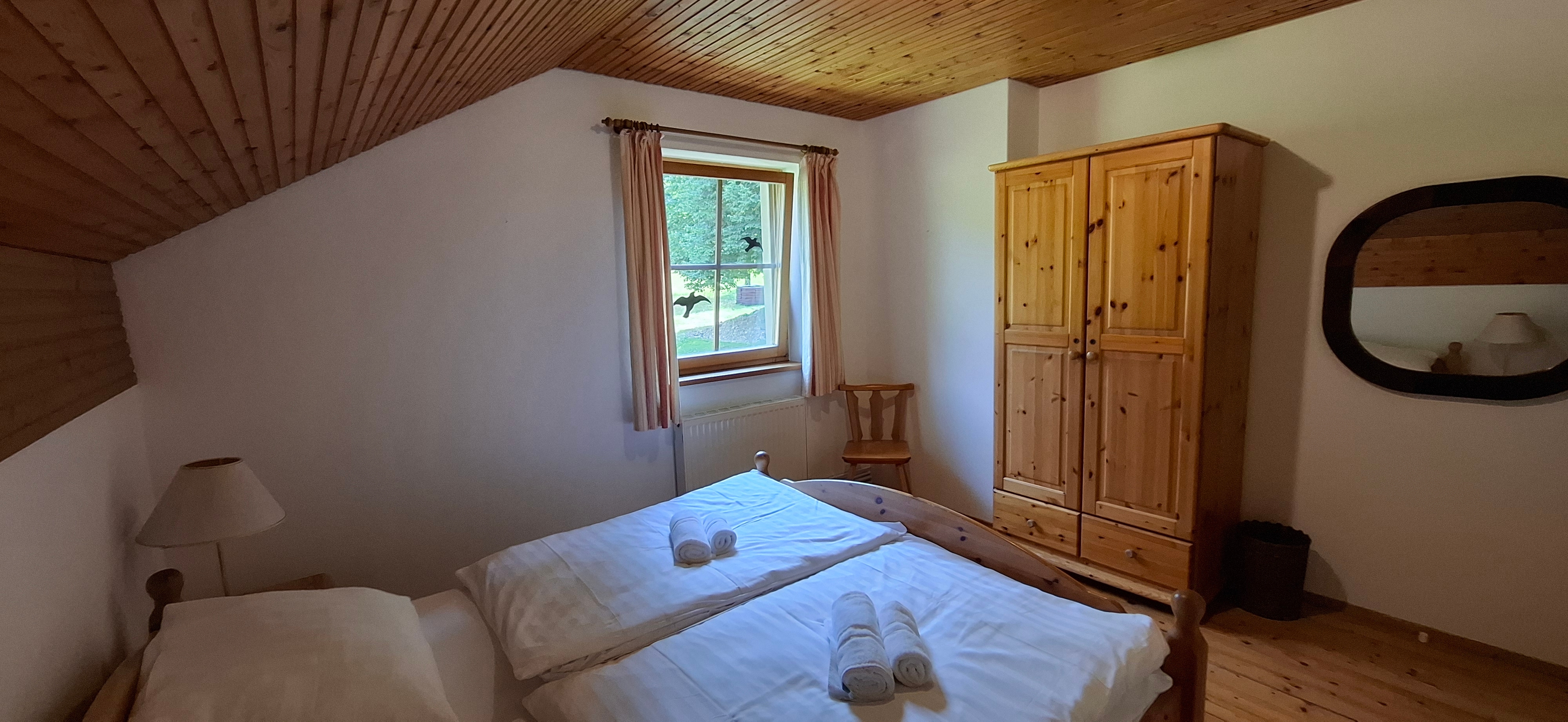 Schlafzimmer mit Doppelbett im Obergeschoß
