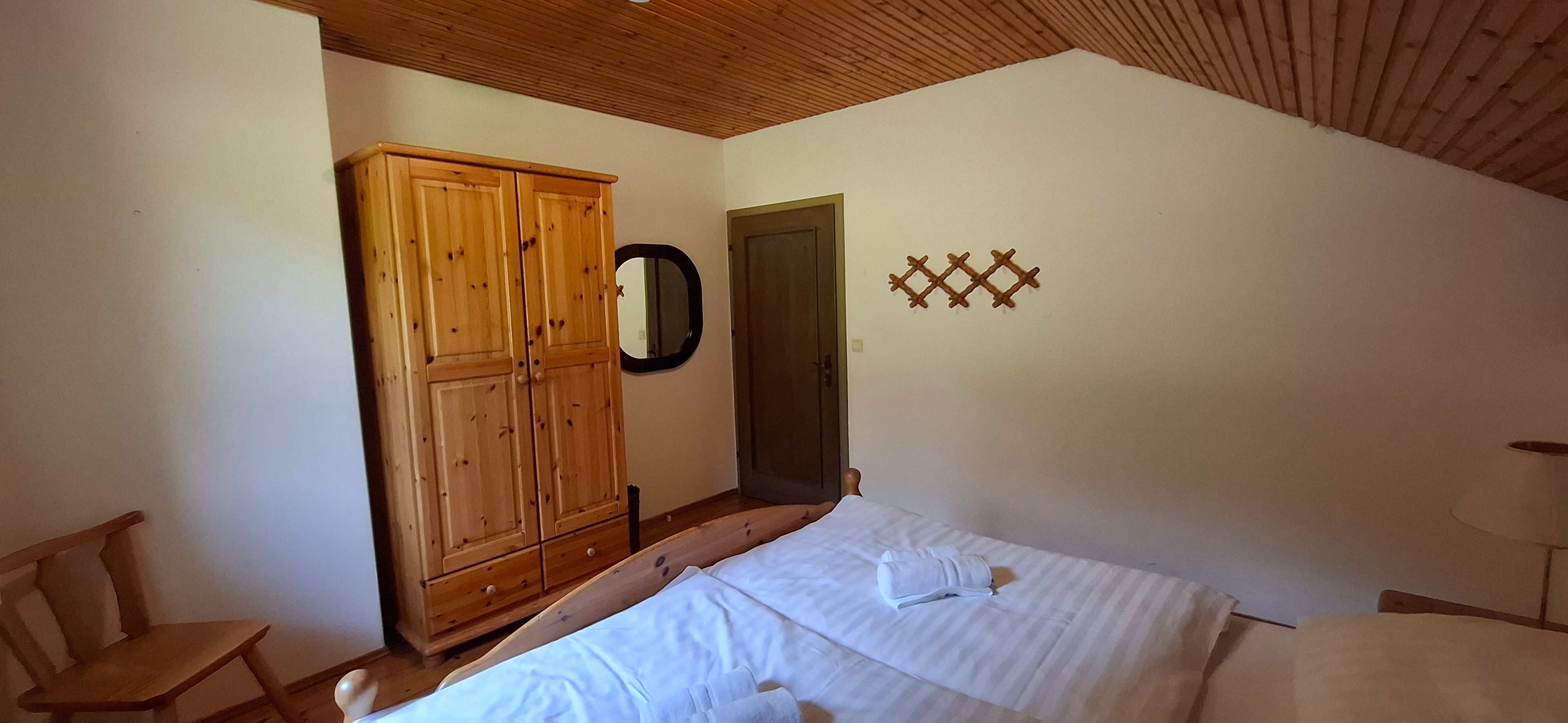 Schlafzimmer mit Doppelbett im Obergeschoß