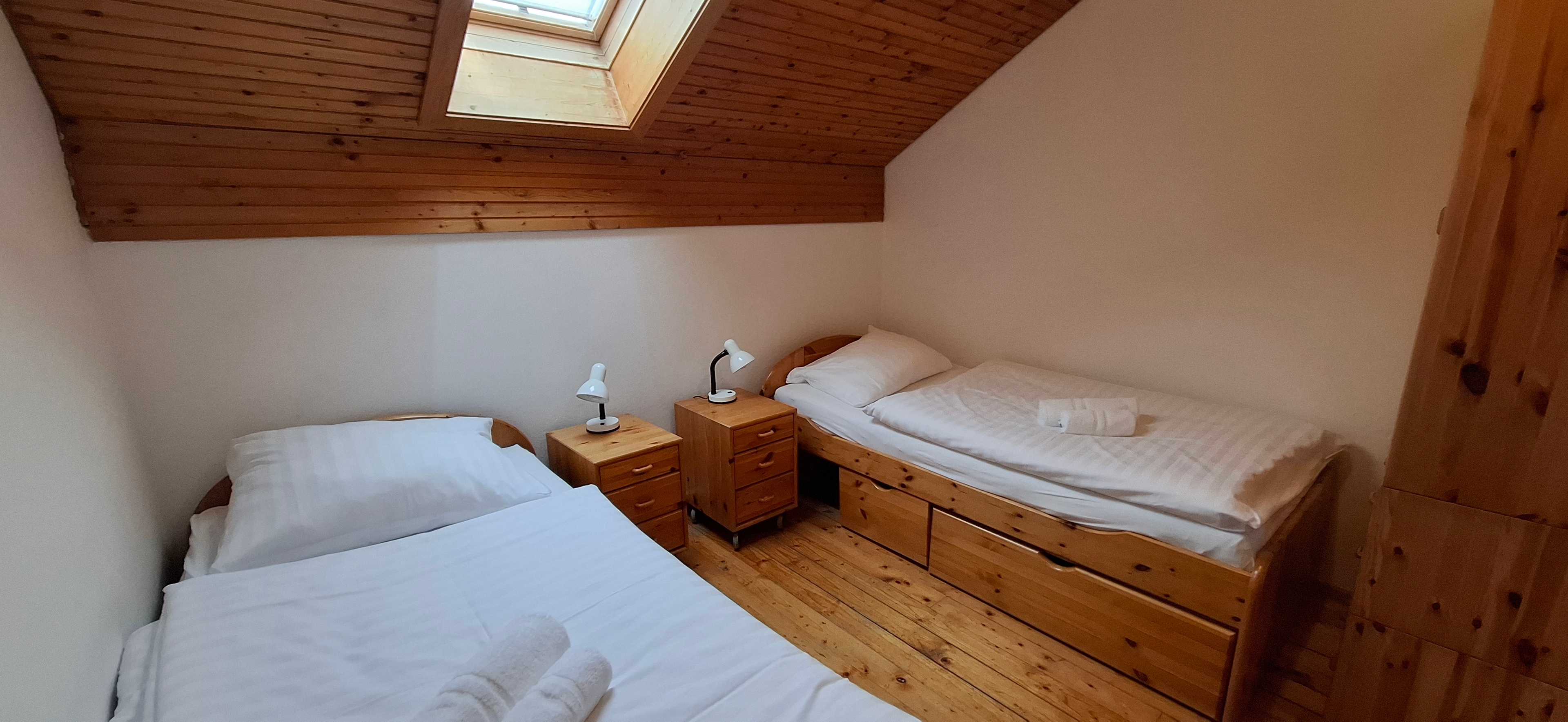 Schlafzimmer mit zwei Einzelbetten im Obergeschoß