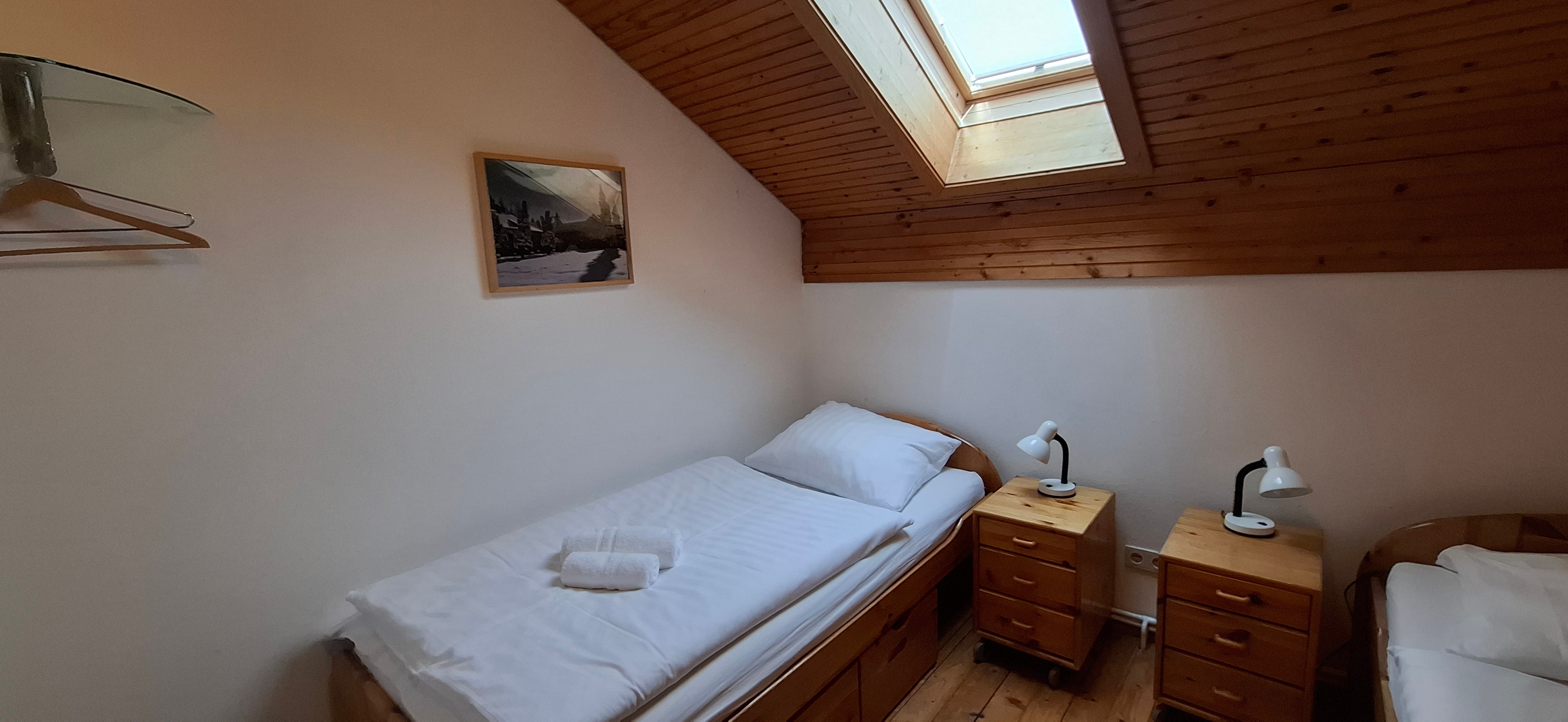 Schlafzimmer mit zwei Einzelbetten im Obergeschoß