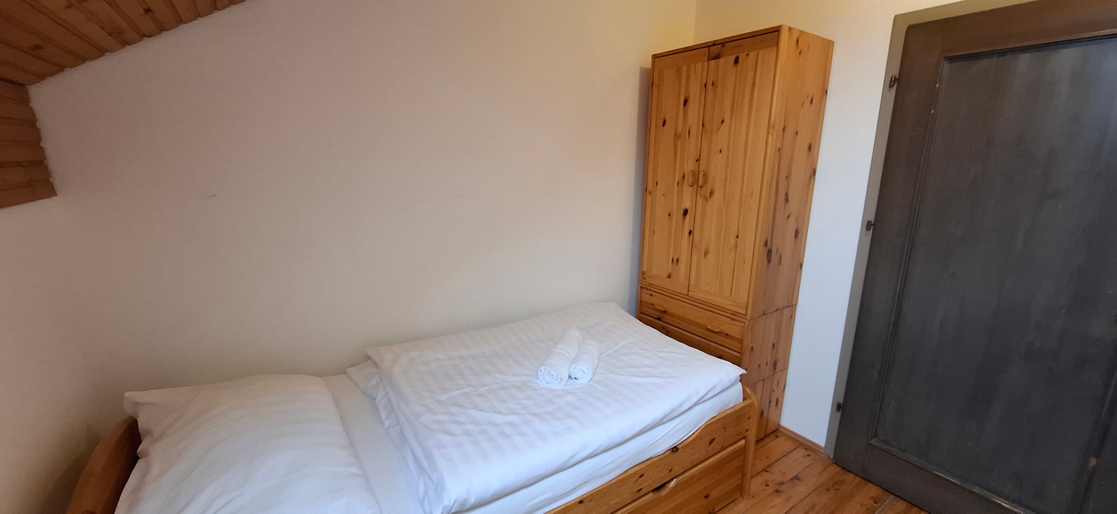 Schlafzimmer mit zwei Einzelbetten im Obergeschoß