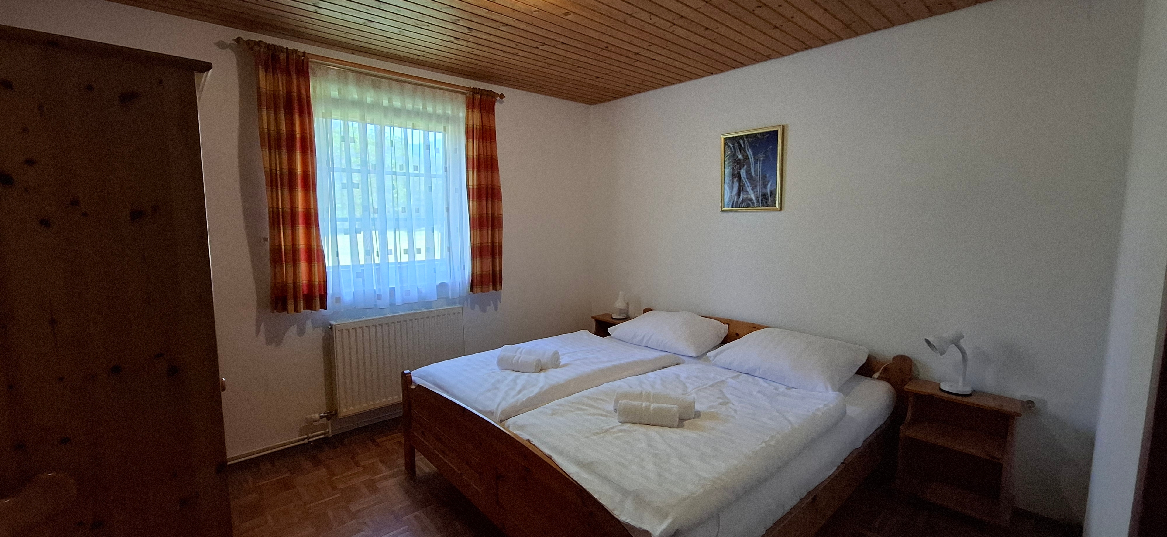 Schlafzimmer mit Doppelbett