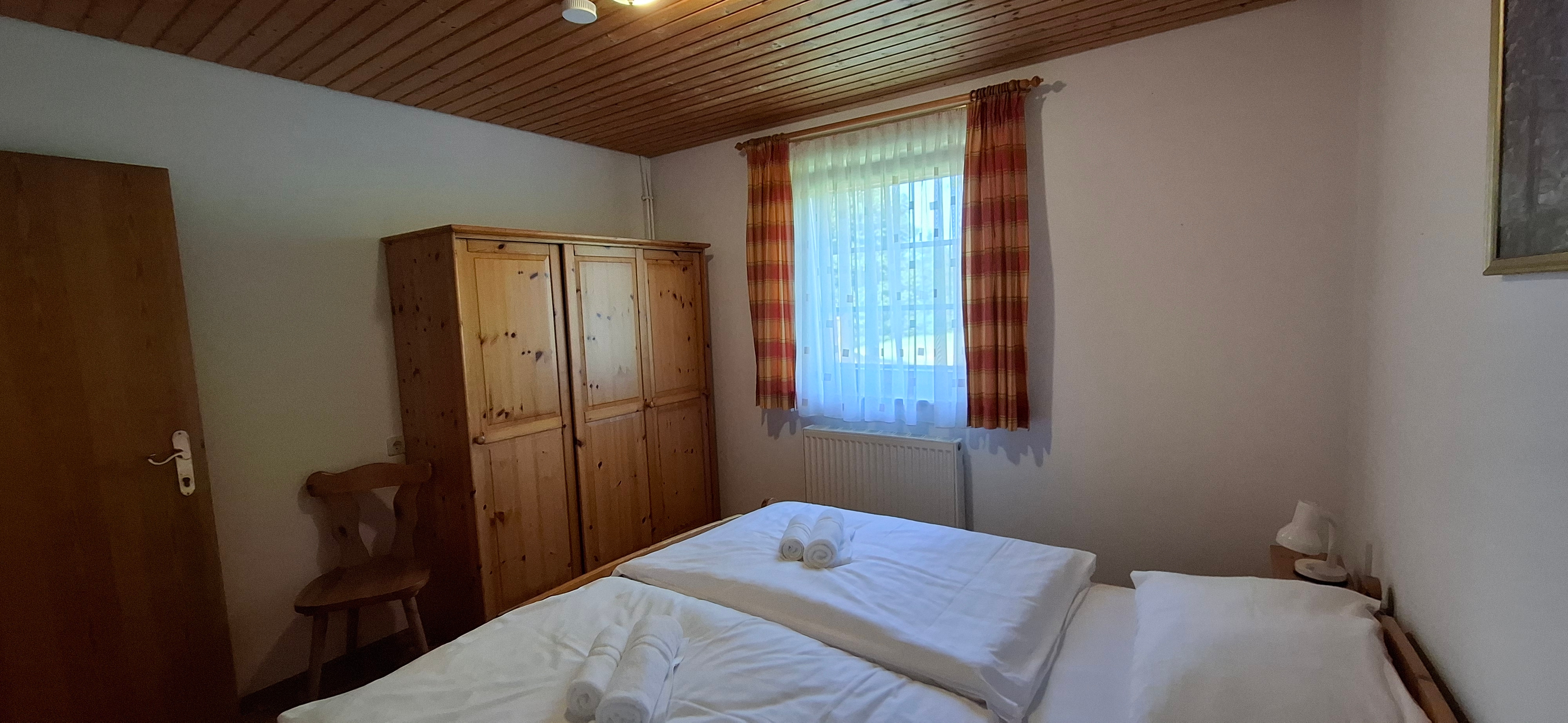 Schlafzimmer mit Doppelbett