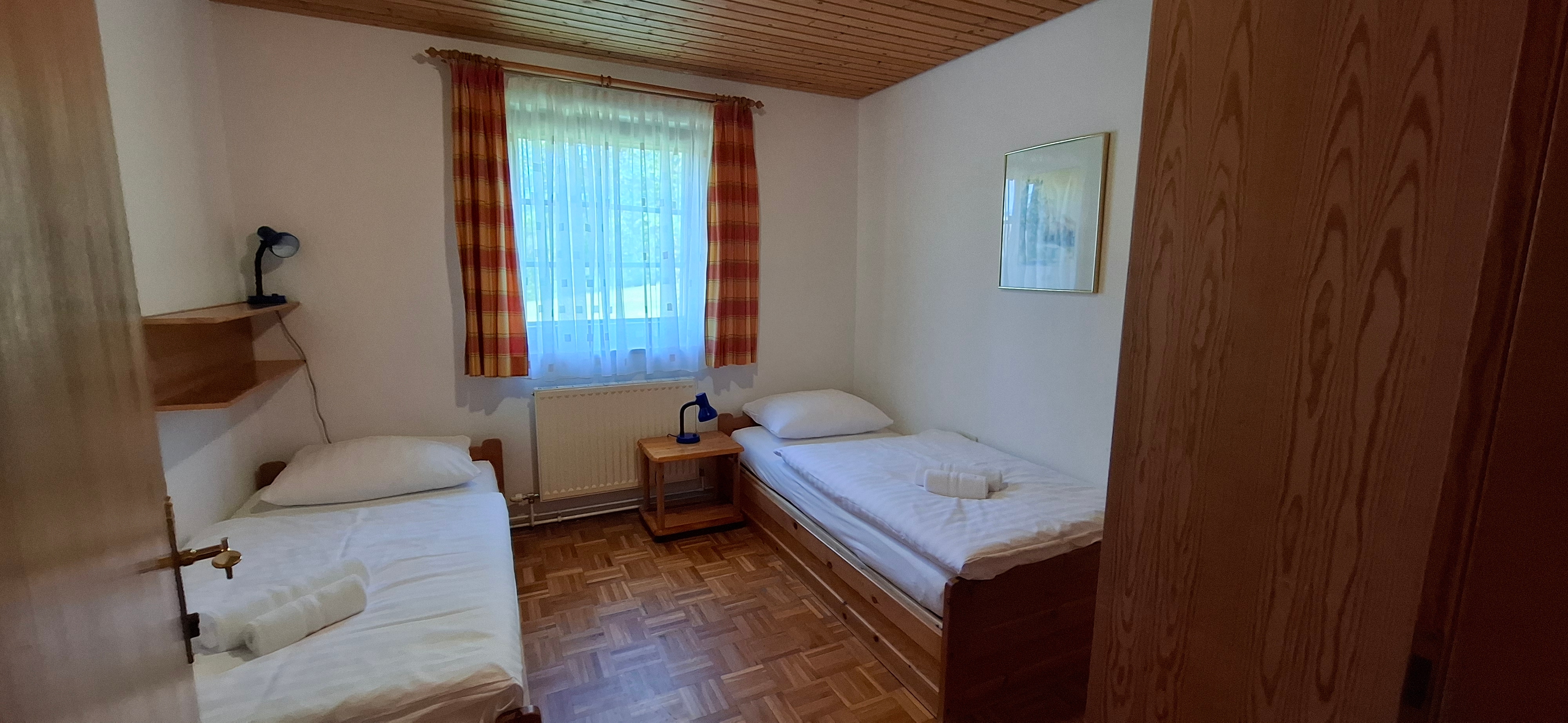 Schlafzimmer mit zwei Einzelbetten
