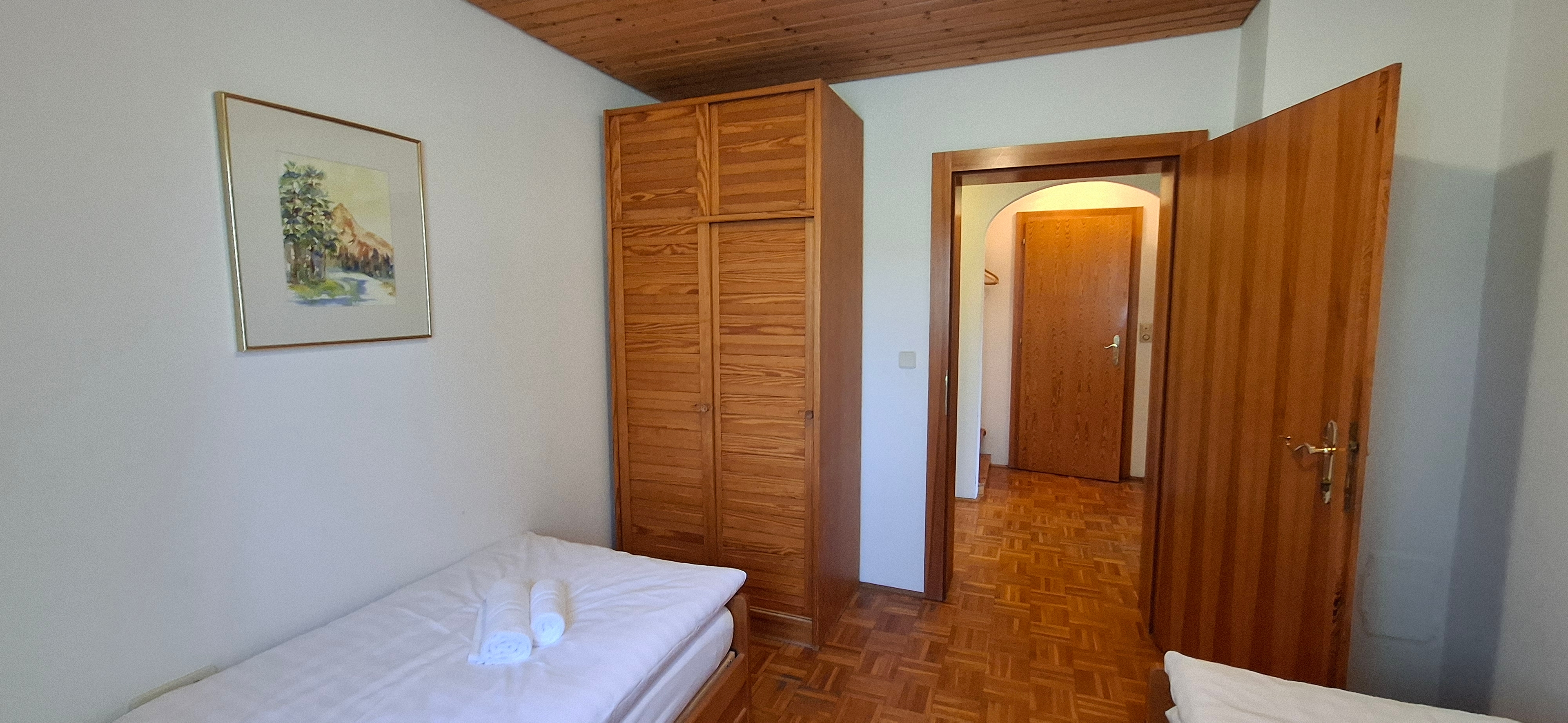 Schlafzimmer mit zwei Einzelbetten