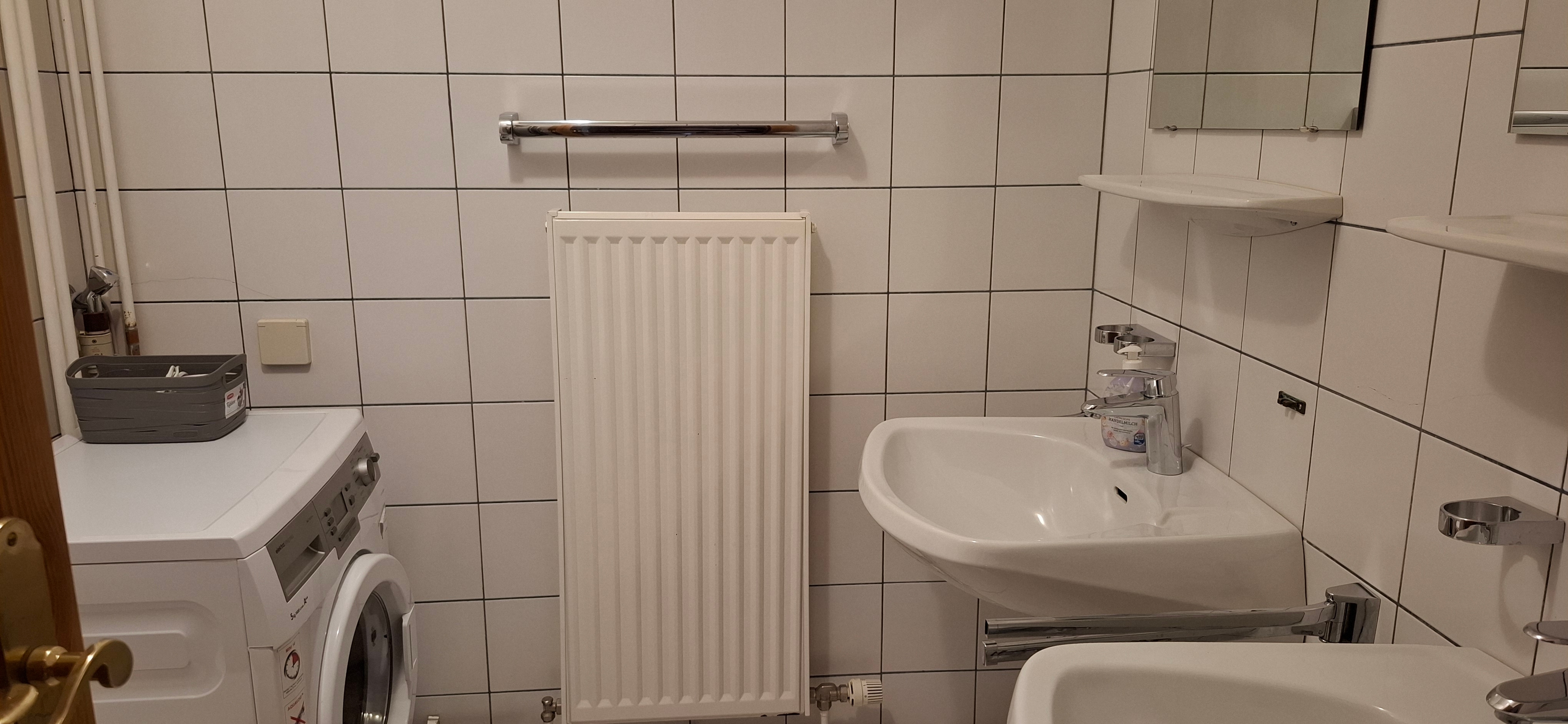 Badezimmer mit Dusche und Waschmaschine