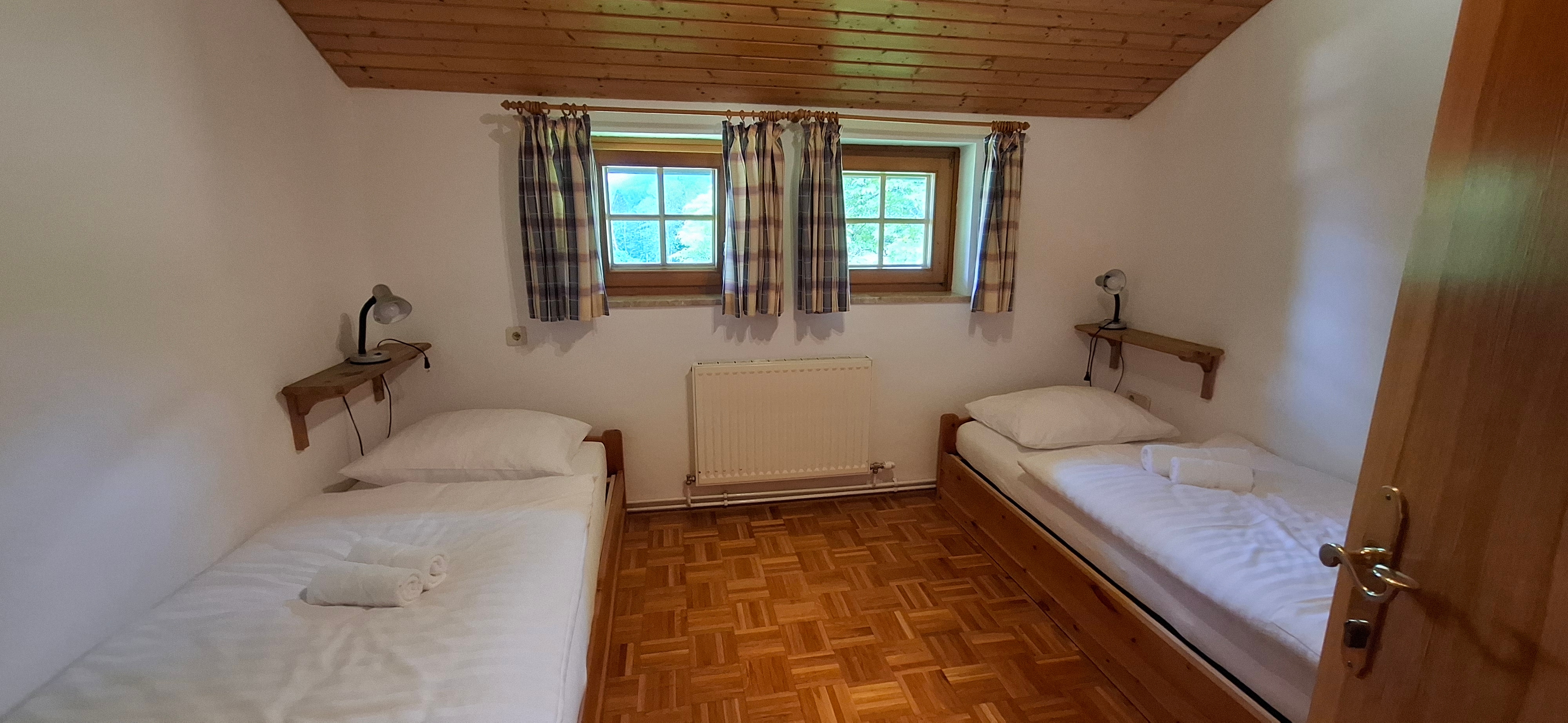 Schlafzimmer mit zwei Einzelbetten