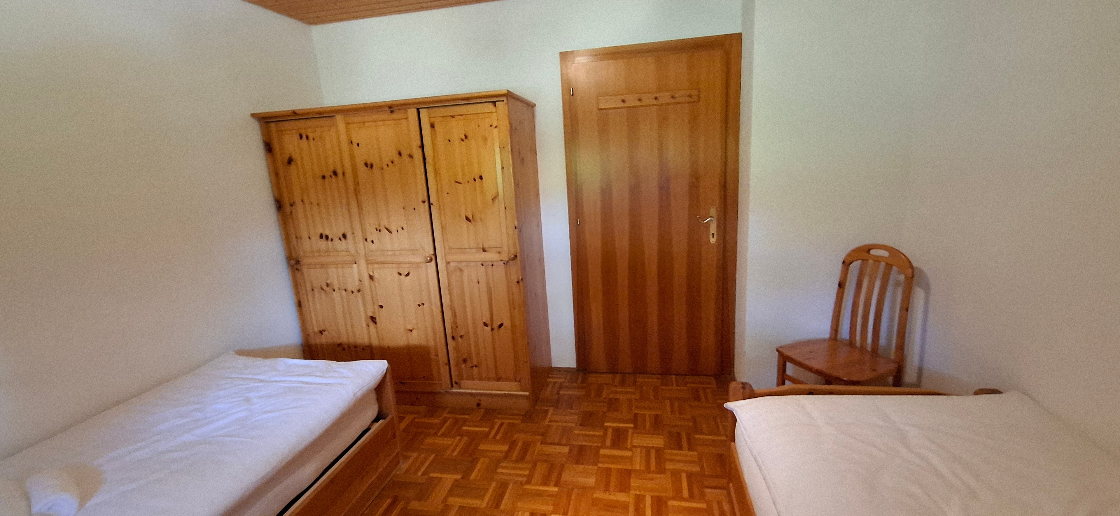 Schlafzimmer mit zwei Einzelbetten