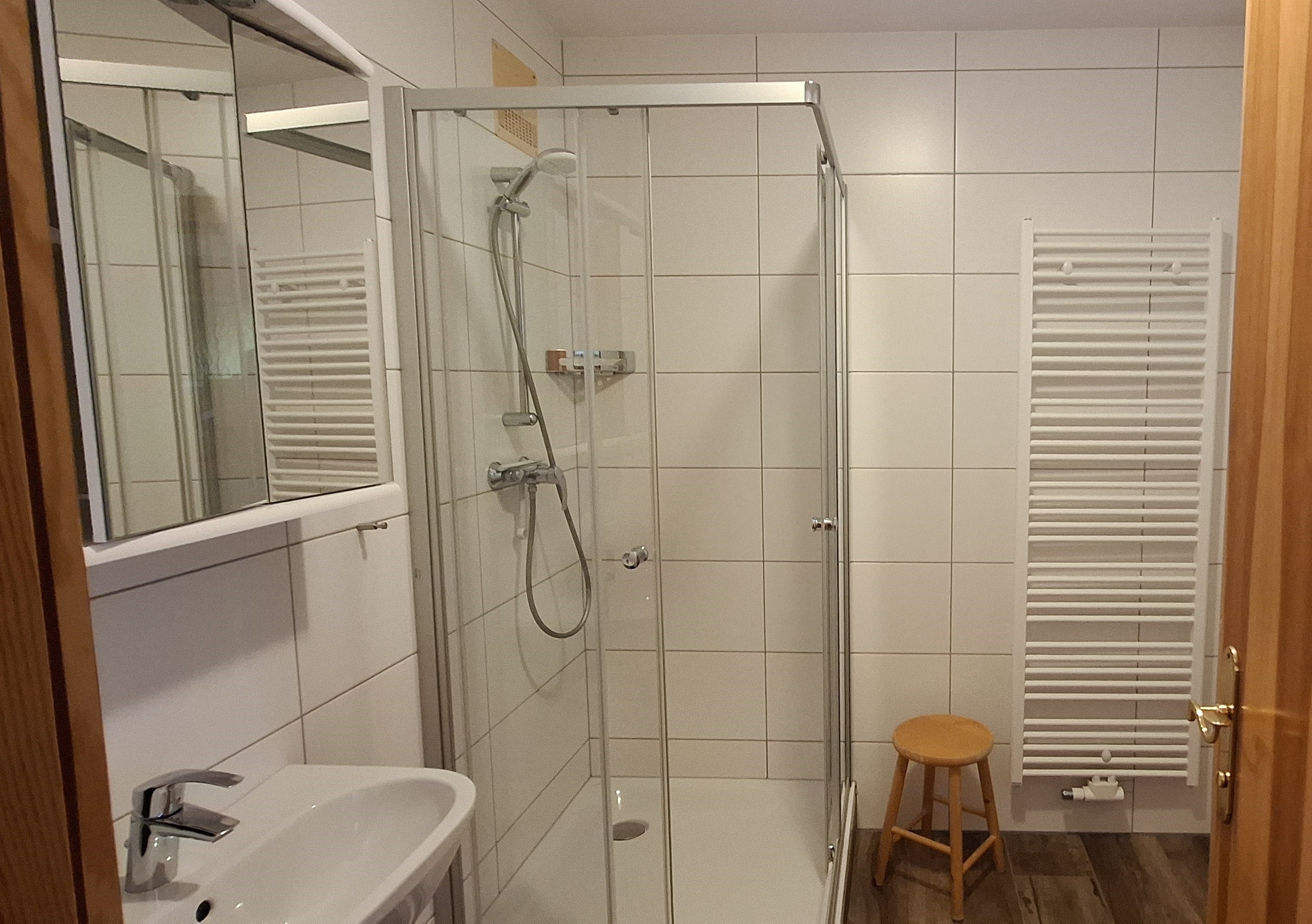 Badezimmer mit Dusche und Waschmaschine