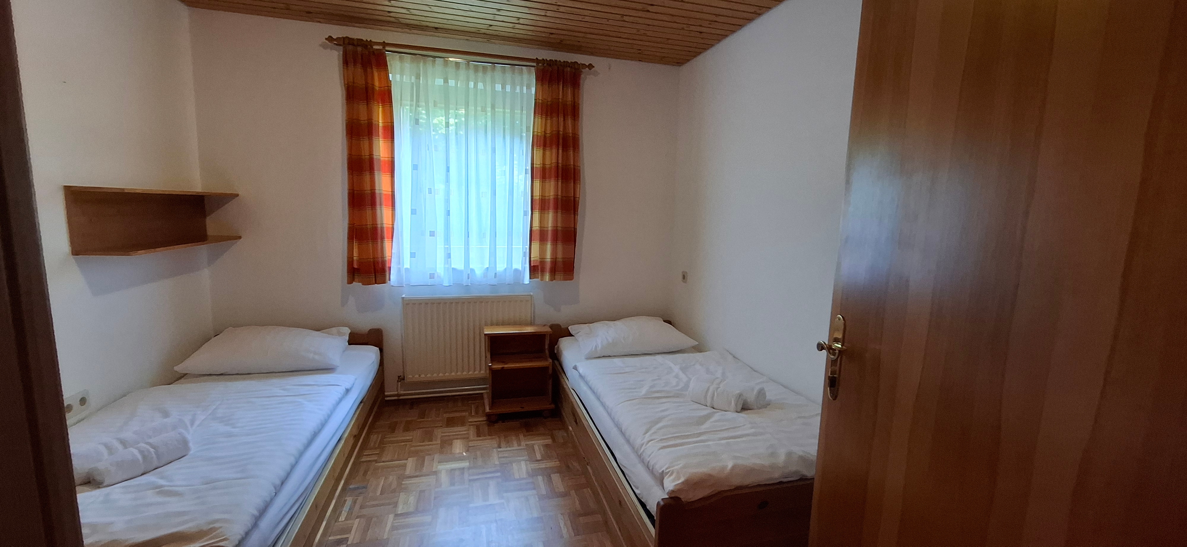 Schlafzimmer mit zwei Einzelbetten