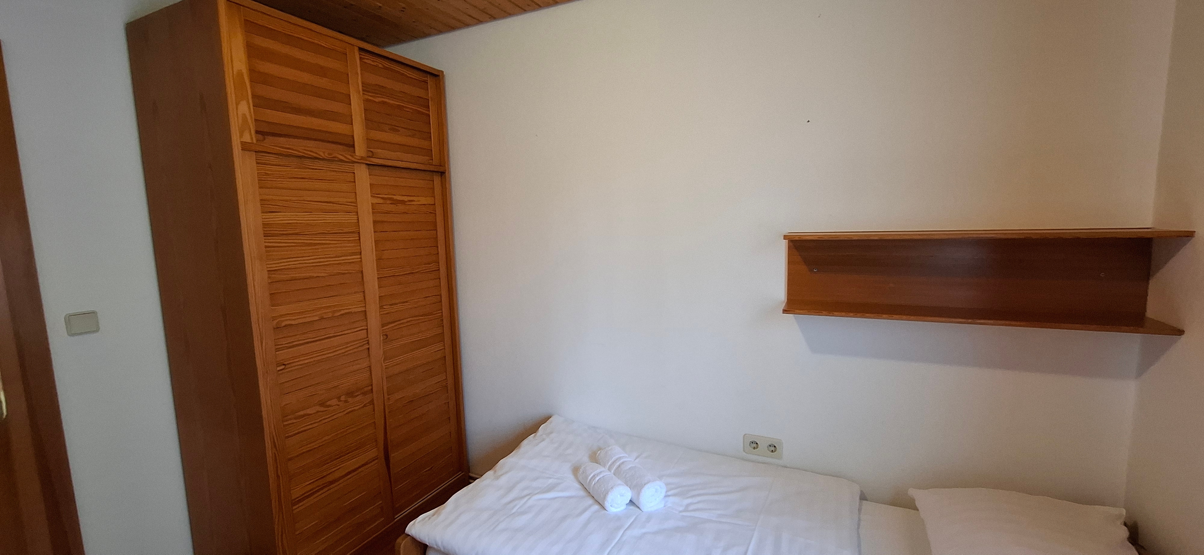 Schlafzimmer mit zwei Einzelbetten