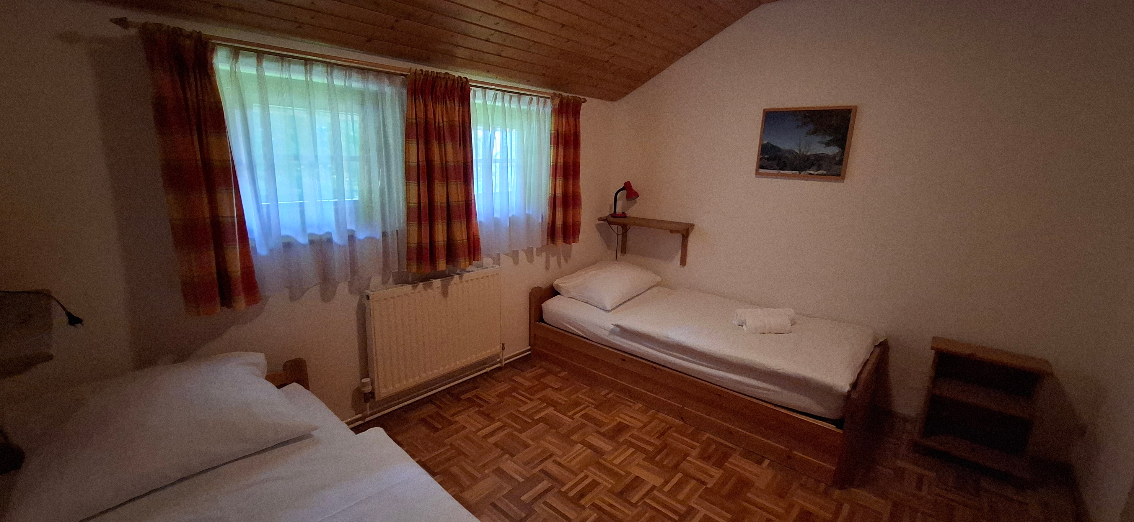 Schlafzimmer mit zwei Einzelbetten